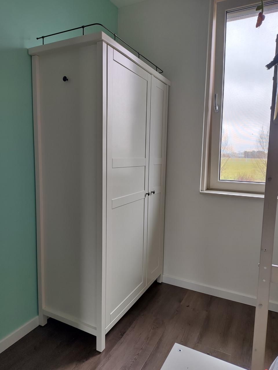 Kwalitatieve kledingkast aangeboden (Ikea Hemnes)