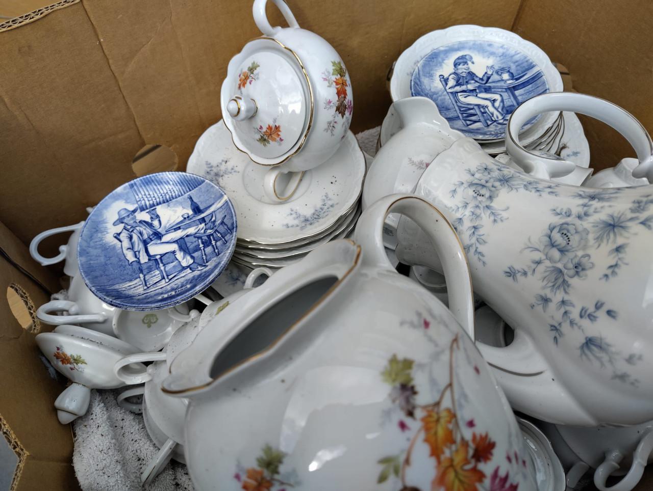 Bananendoos met servies