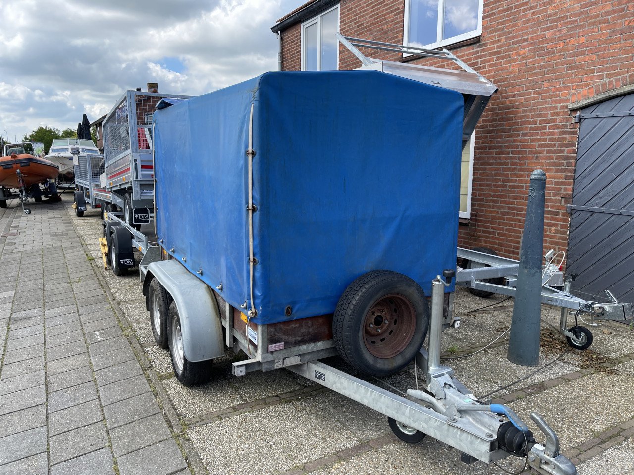 AANHANGWAGEN MET HUIF 2 TON OP KENTEKEN