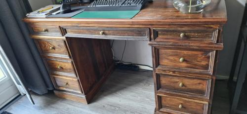 Prachtig bureau van tropisch hardhout