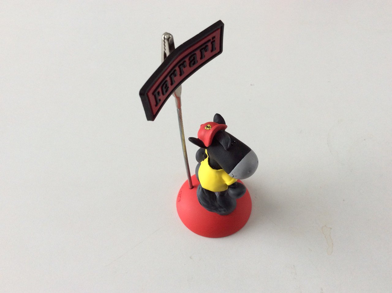 Ferrari houdertje en een boekje met foto’s.    Hoog: 12 cm.
