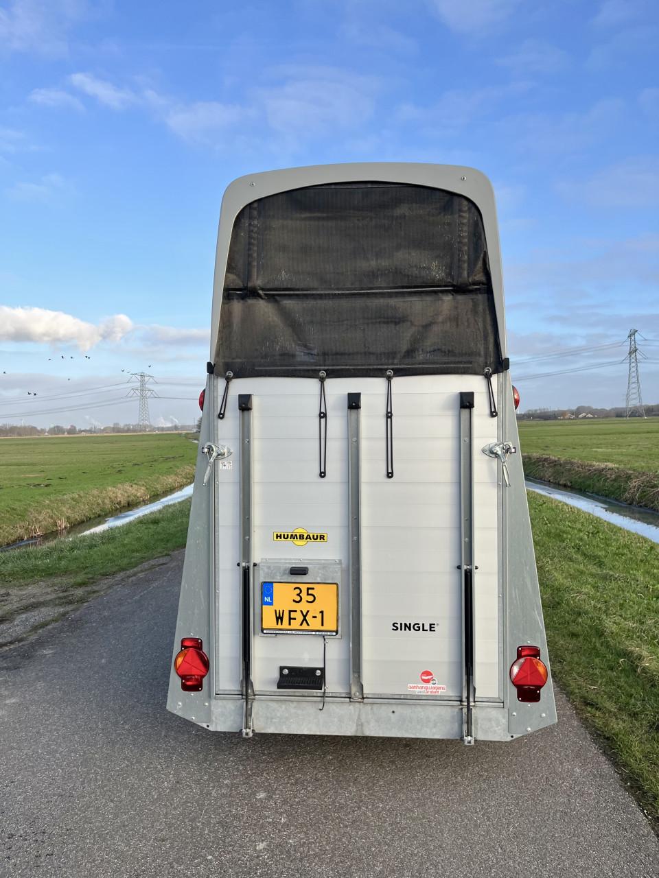Zo goed als nieuwe aluminium Humbaur Single met zadelkamer