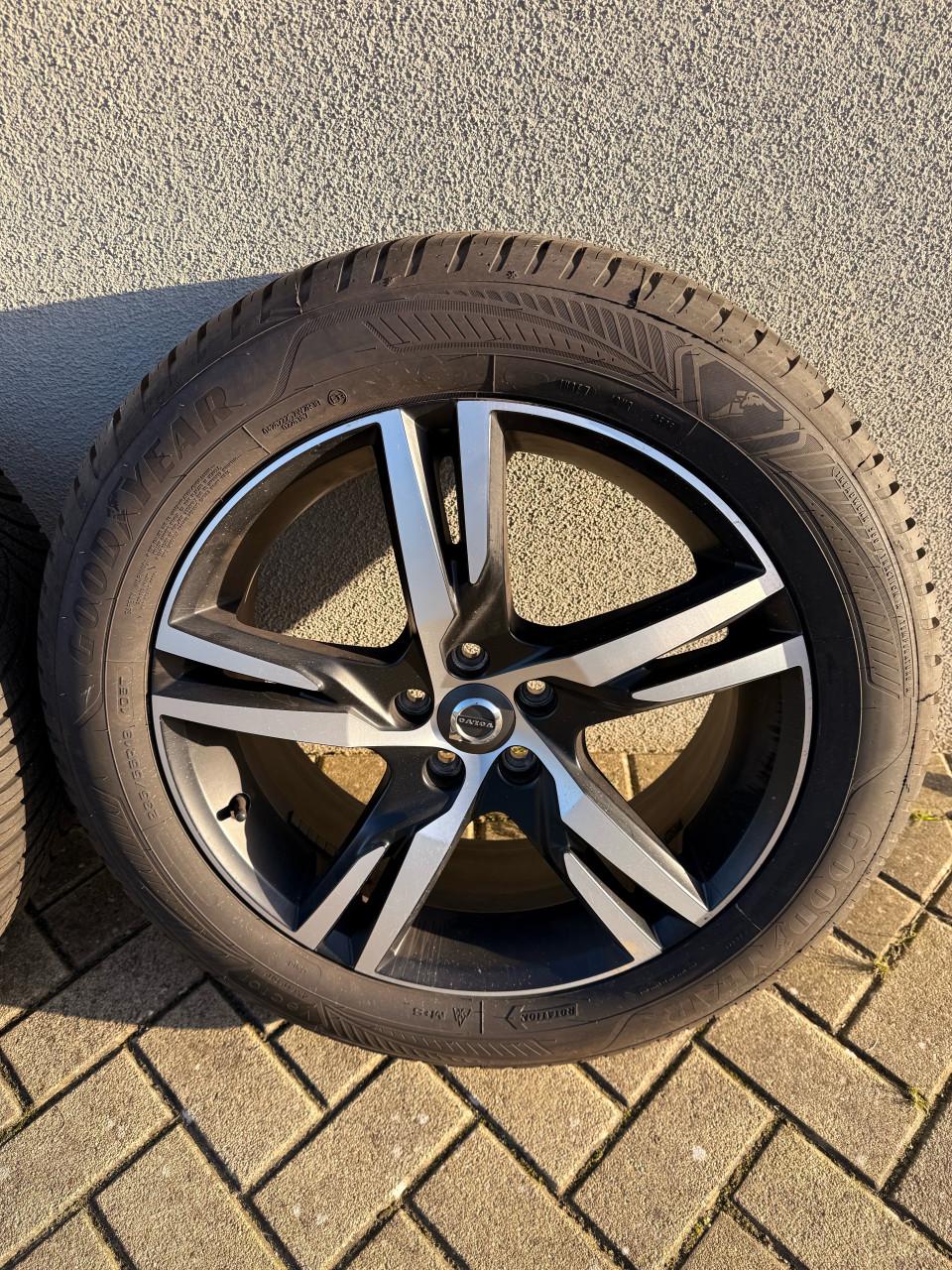 19 inch Volvo xc60 R velgen met z.g.a.n. 4seasons banden.