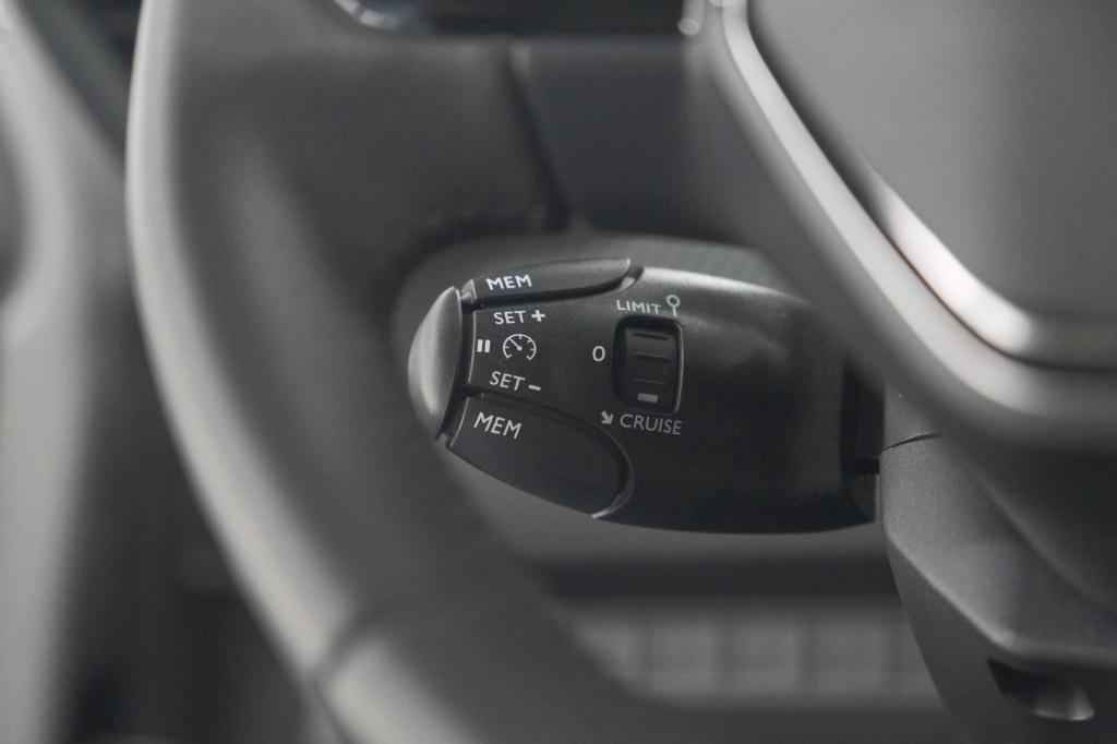 Peugeot 208 puretech 100 allure | apple carplay | parkeersensoren | climate