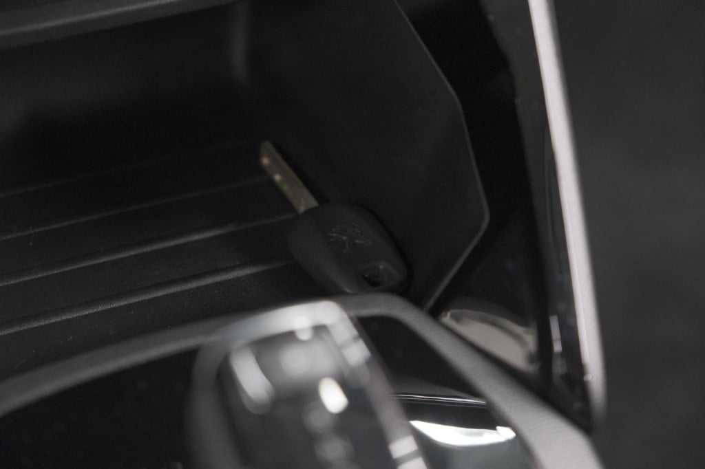 Peugeot 2008 puretech 130 eat8 active | parkeersensoren | navigatie | apple