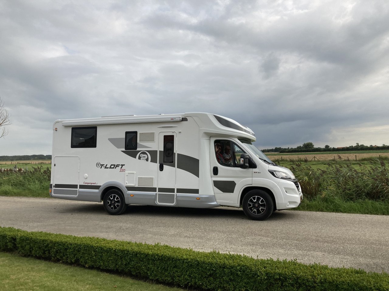 TE KOOP: Prachtige half-integraal camper, als nieuw!