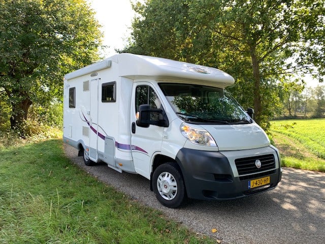 Hele mooie en frisse half integraal Fiat Ducato-McLouis P700 camper