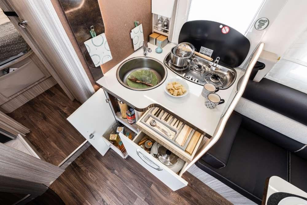 Elnagh T-Loft 582 - Face-to-face zithoek - Queensbed - Automaat - 2024