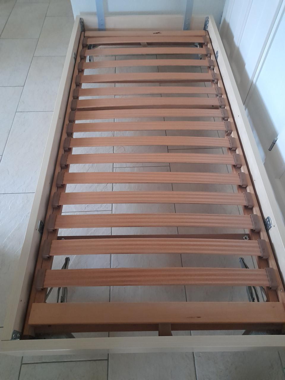 1 Persoons bed 90 x 200  met verstelbare lattenbodem (in goede nette staat