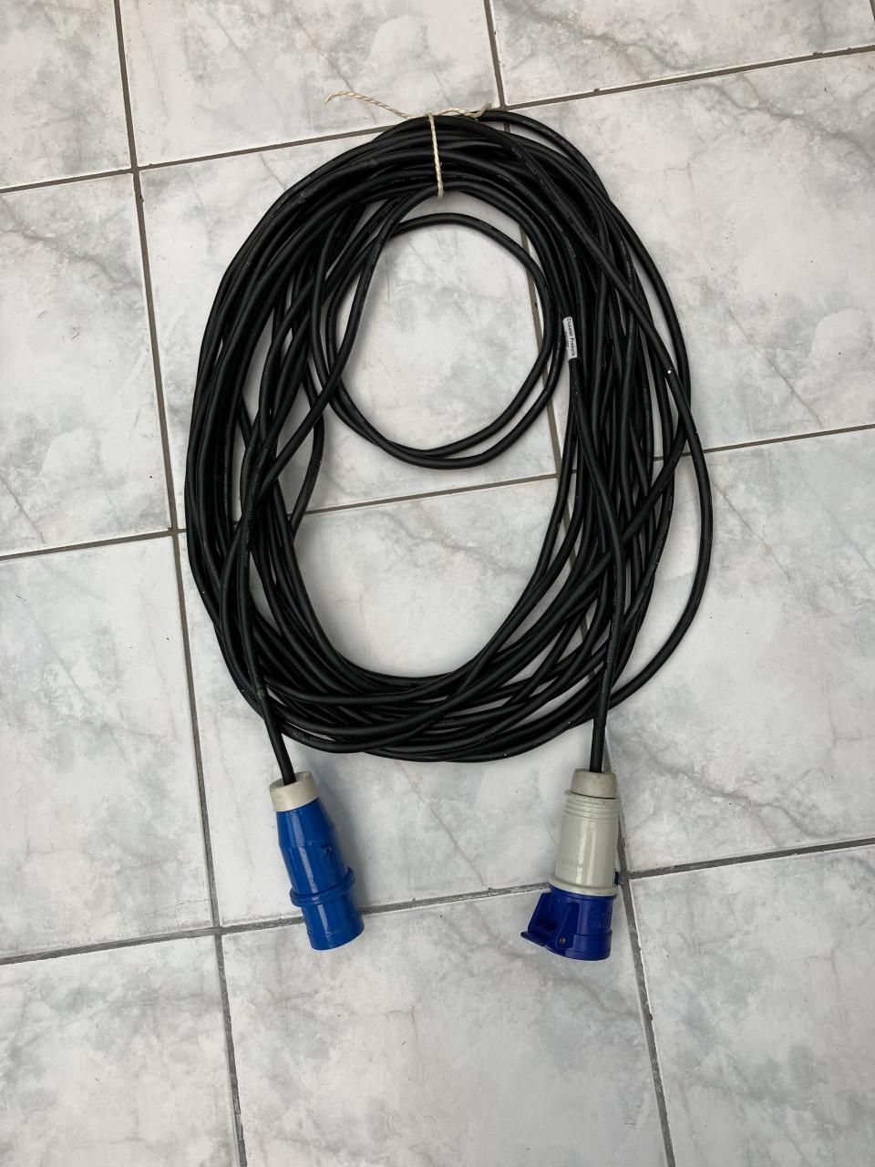 Campingkabel met CEE stekker.