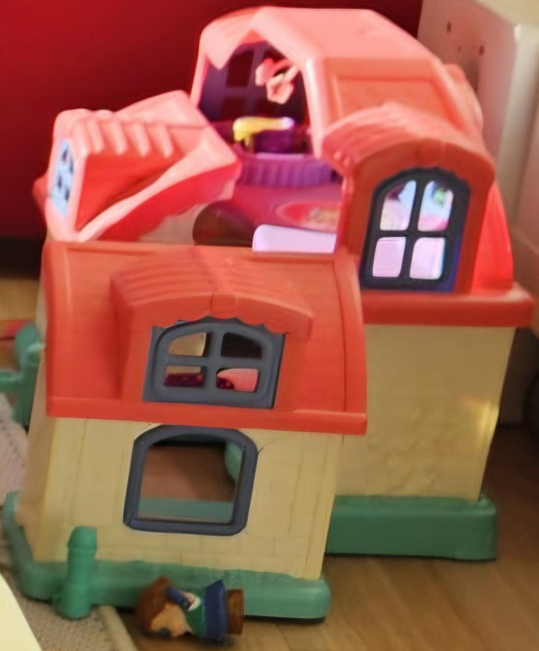 Poppenhuis met poppetjes