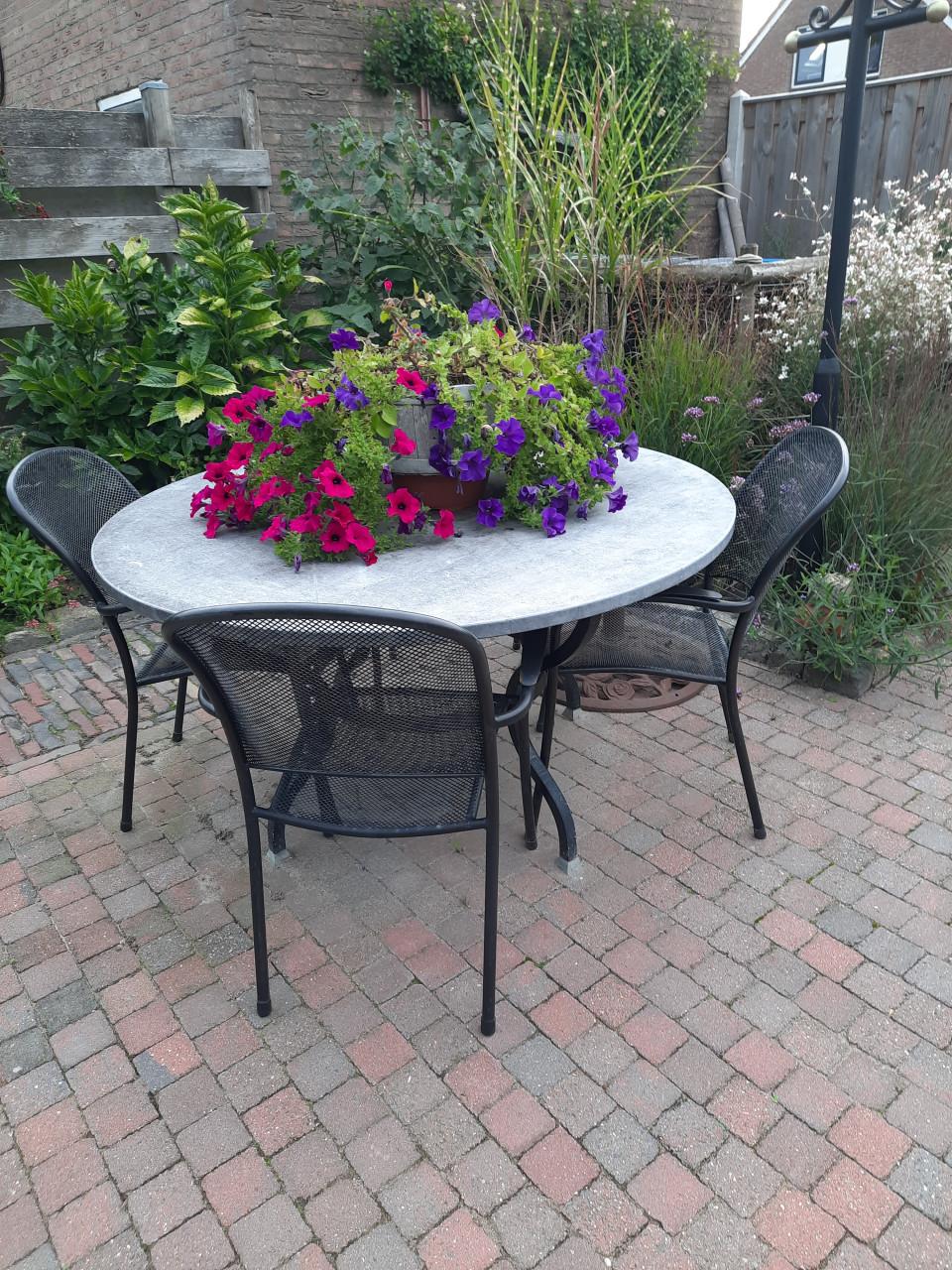 Smeedijzeren tuintafel met 4 stoelen