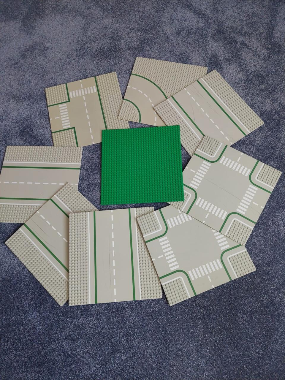 Ongesorteerde Lego met grondplaten.