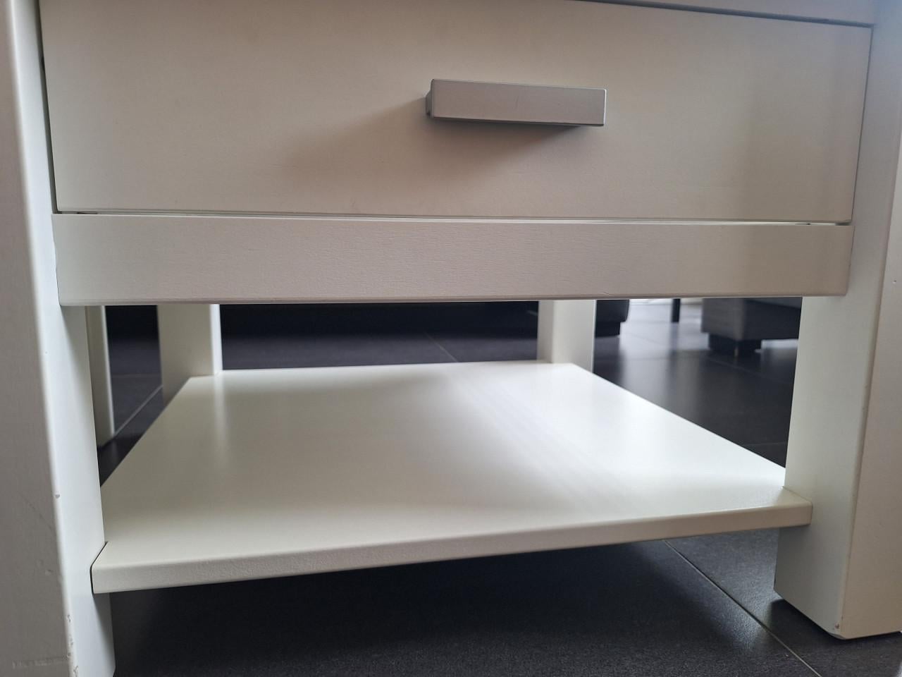 Twee witte salon tafeltjes