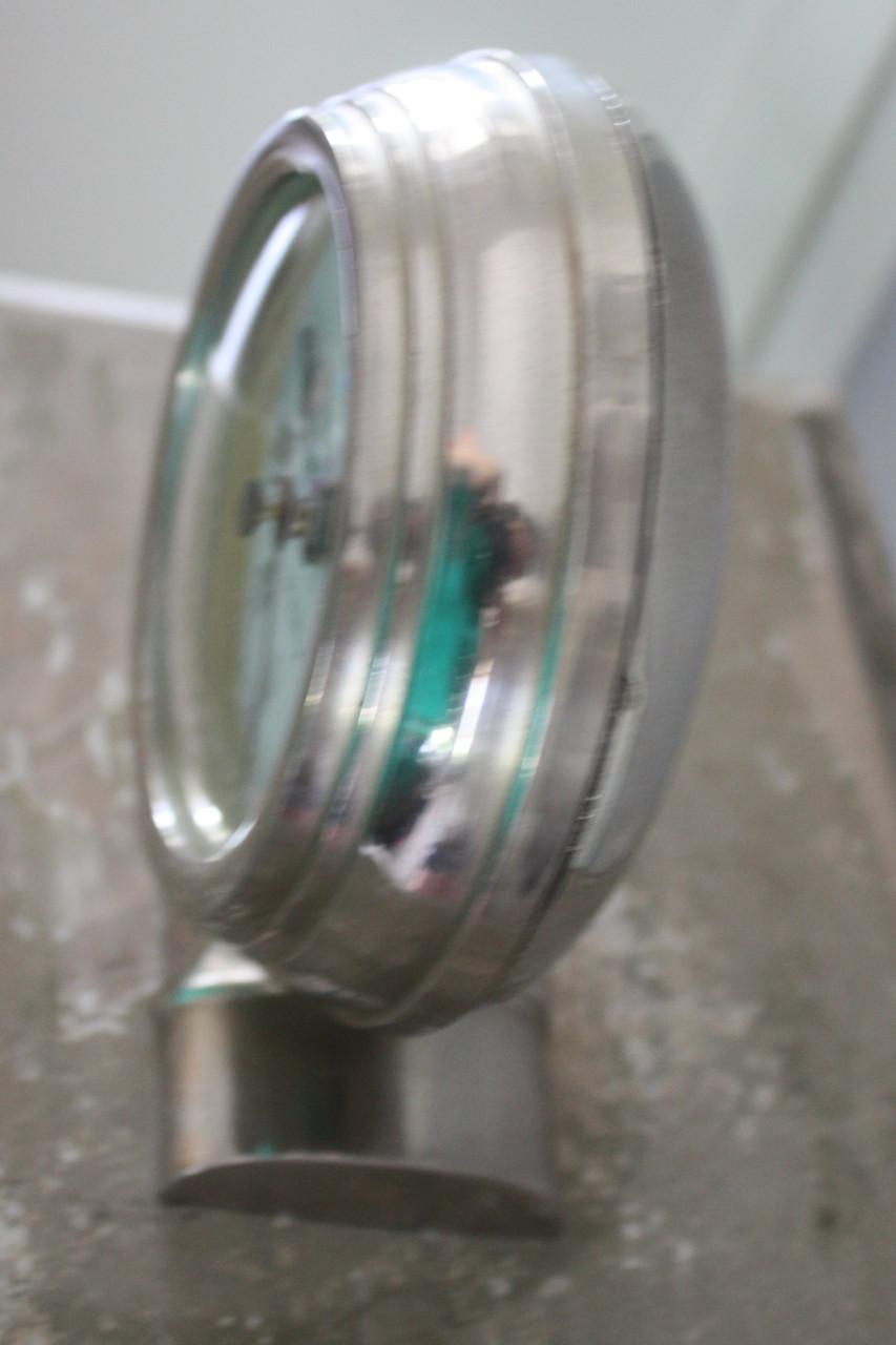 Metalen tafeklok werkt op baterijen