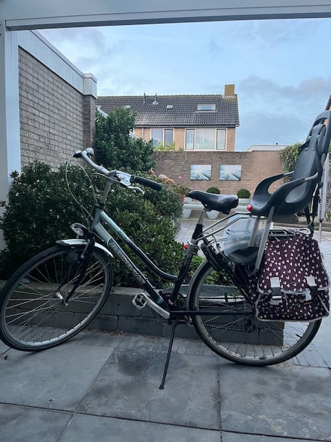 Goedkope damesfiets met kinderzitje en fietstassen