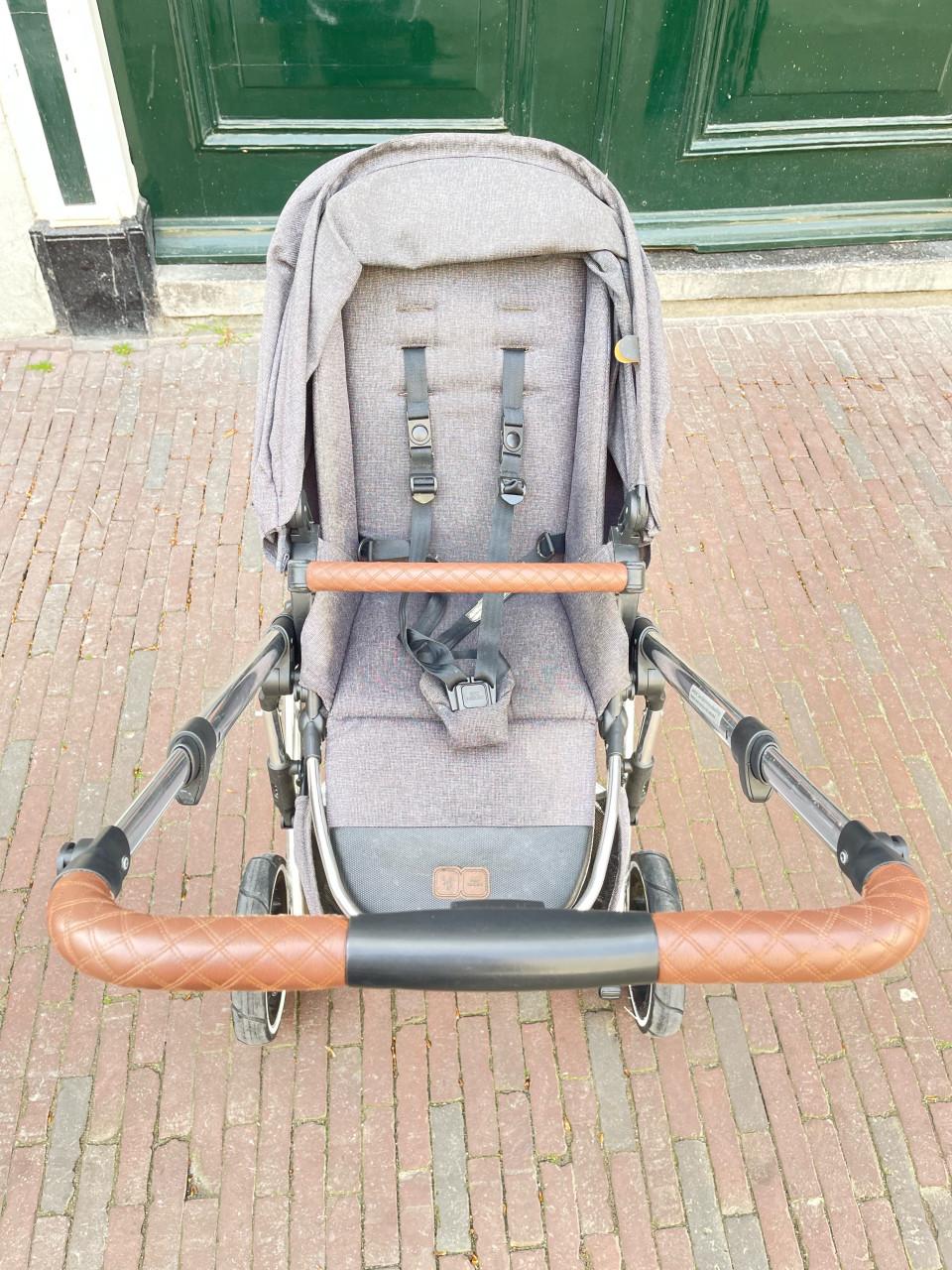 LUXE KINDERWAGEN MET VERING EN LUCHTBANDEN