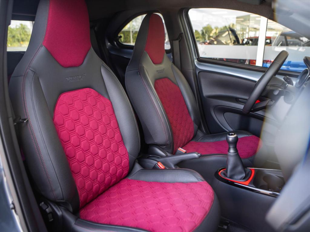 Toyota Aygo x 1.0 vvt-i mt 72pk premium | trekhaak | jbl sound system | app