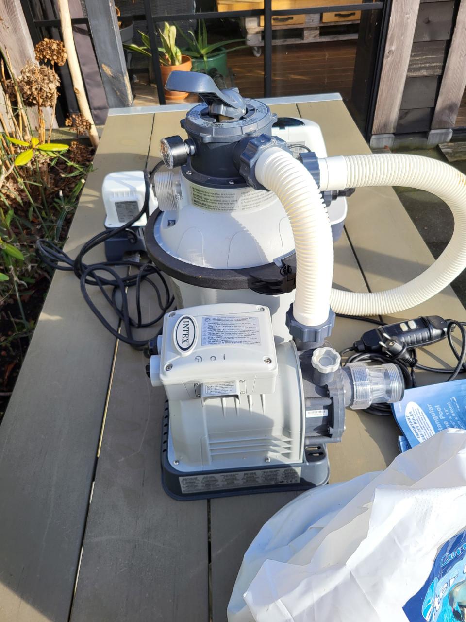 Zwembad met filterinstallatie
