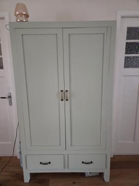 Kast met 4 legplanken.