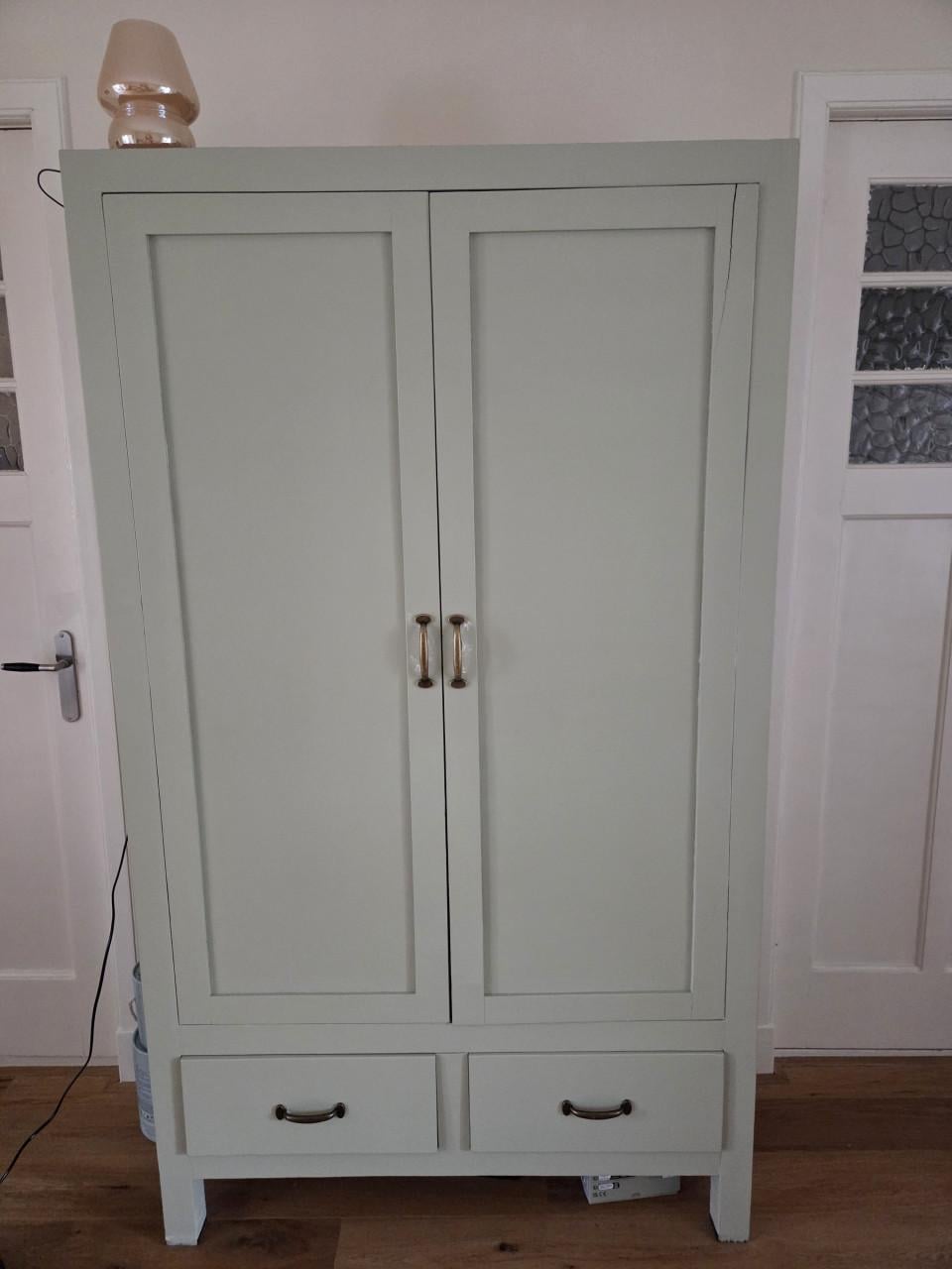 Kast met 4 legplanken.