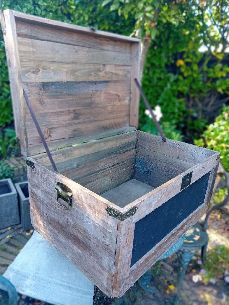 Twee houten voorraadkisten met scharnierdeksel