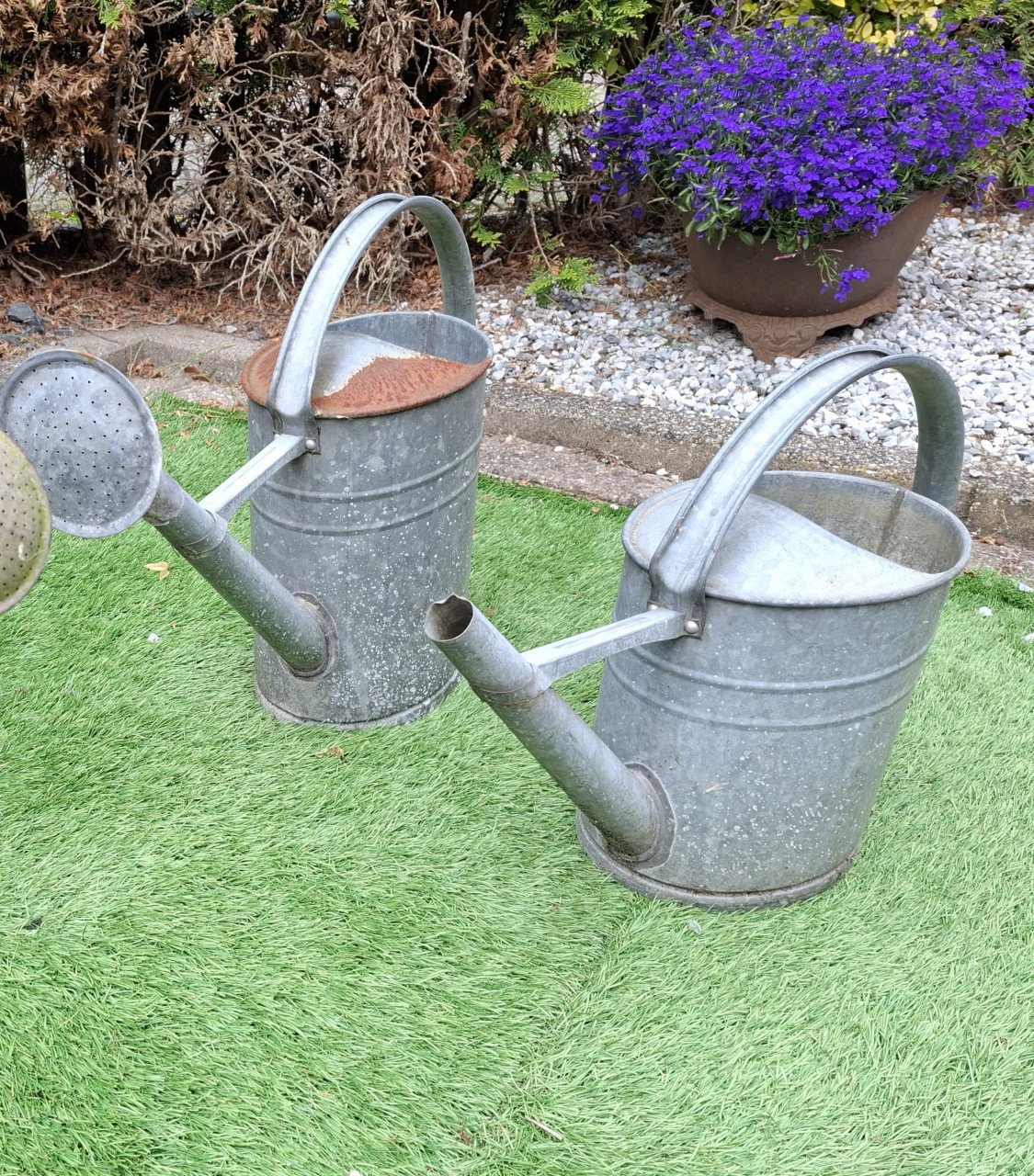 Twee zinken gieters