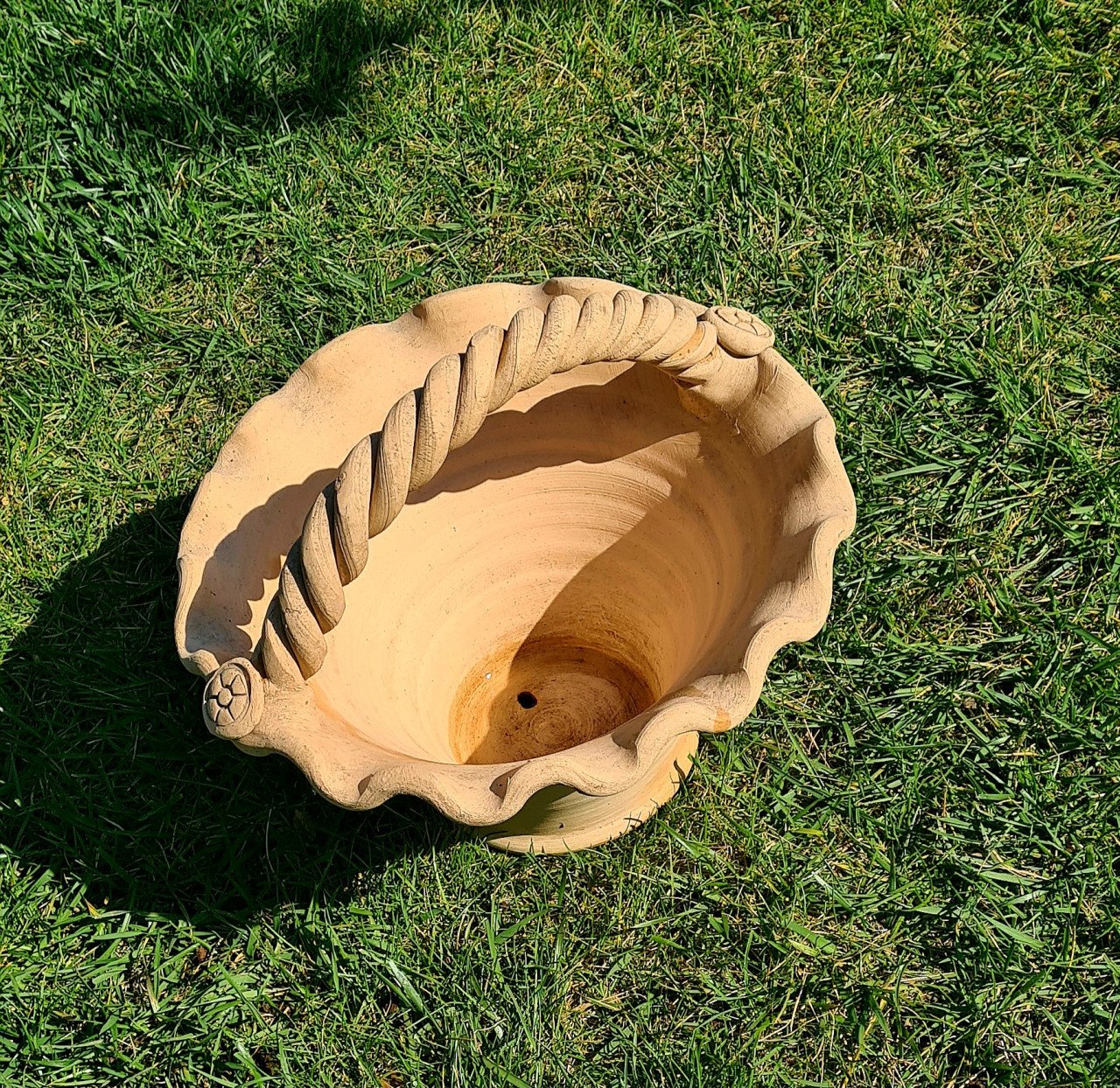 Mooie terracotta bloempot in de vorm van een mand
