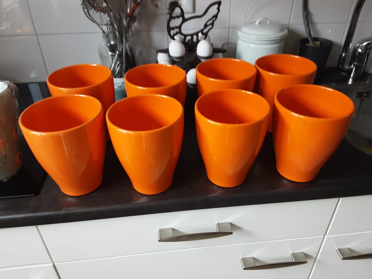 Wel meer dan 50 nieuwe oranje bloempotten