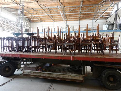 Partij horeca meubilair houten tafels, stoelen, bartafels, barkrukken