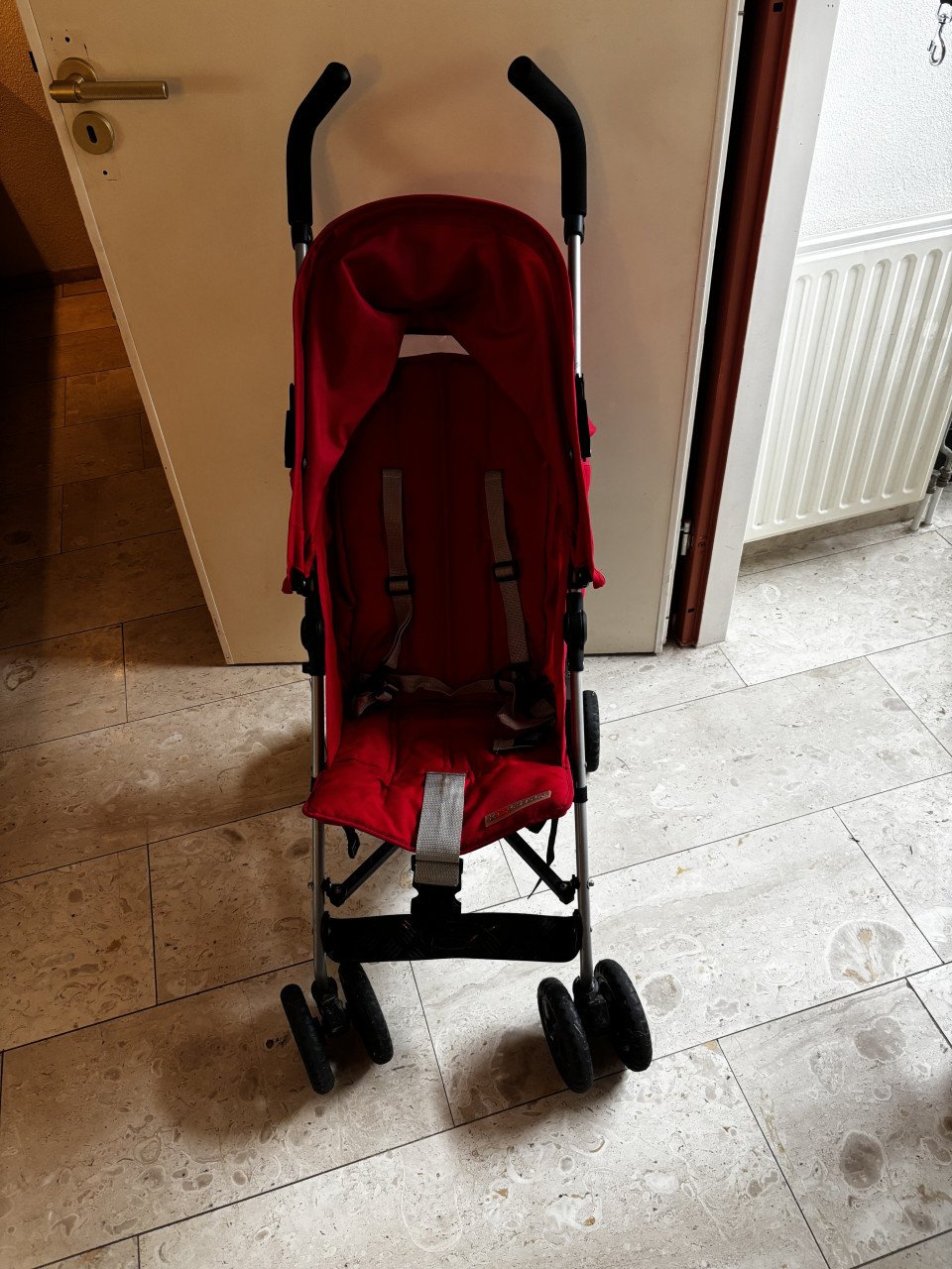 Buggy van Koelstra in rood