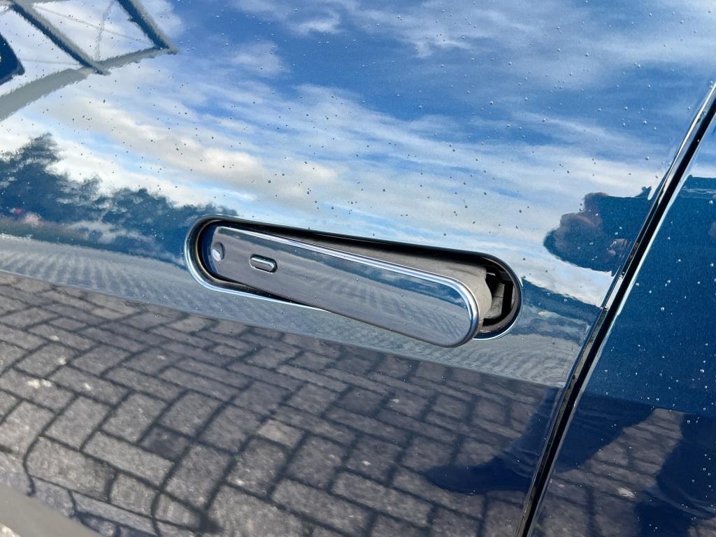 Toyota C-hr 1.8 hybr 140 first