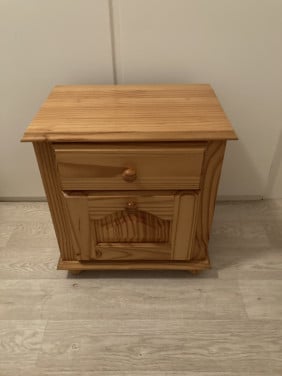 Stoelen en kastjes