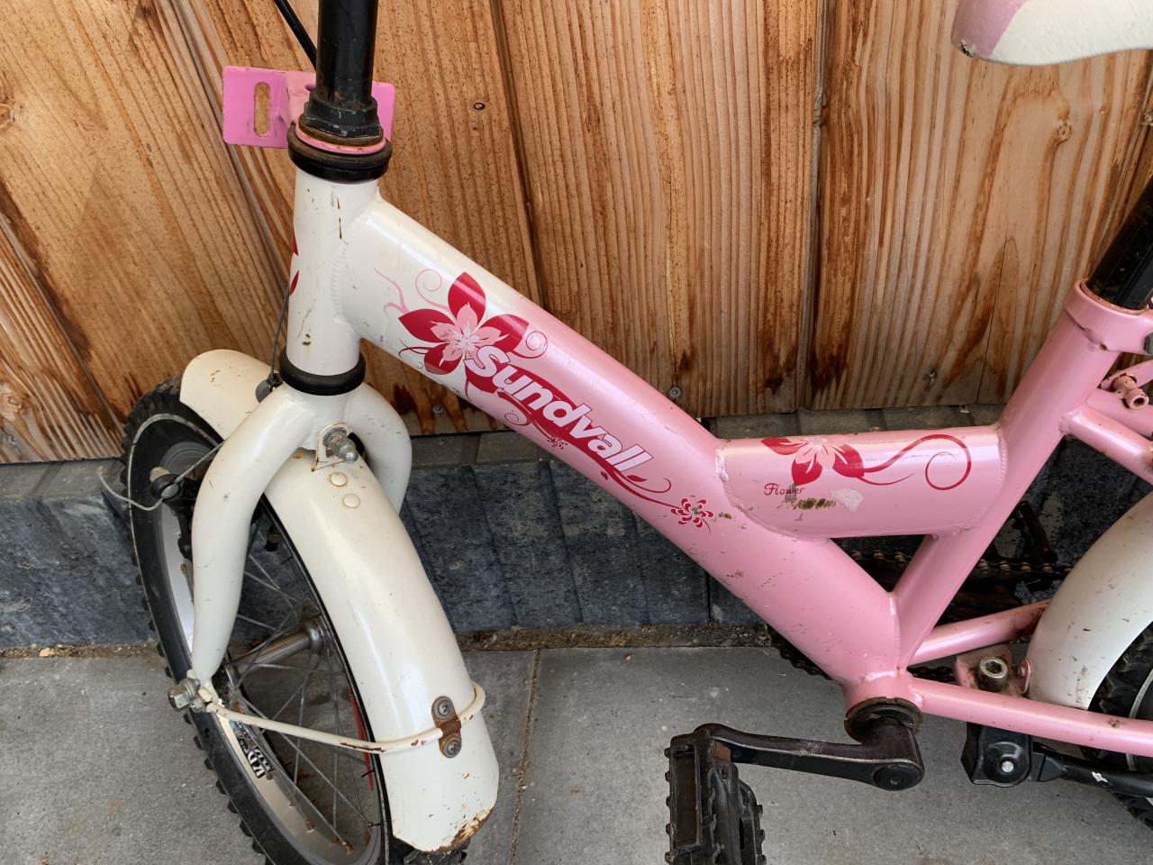 Leuke roze kinderfiets van het merk SunValley 16 inch