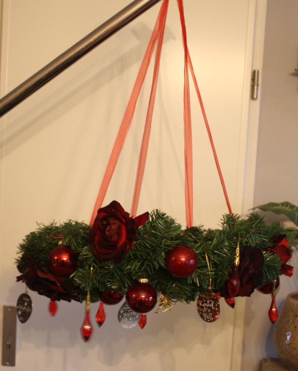 Grote nep krans voor op te hangen voor buiten of binnen gebruik