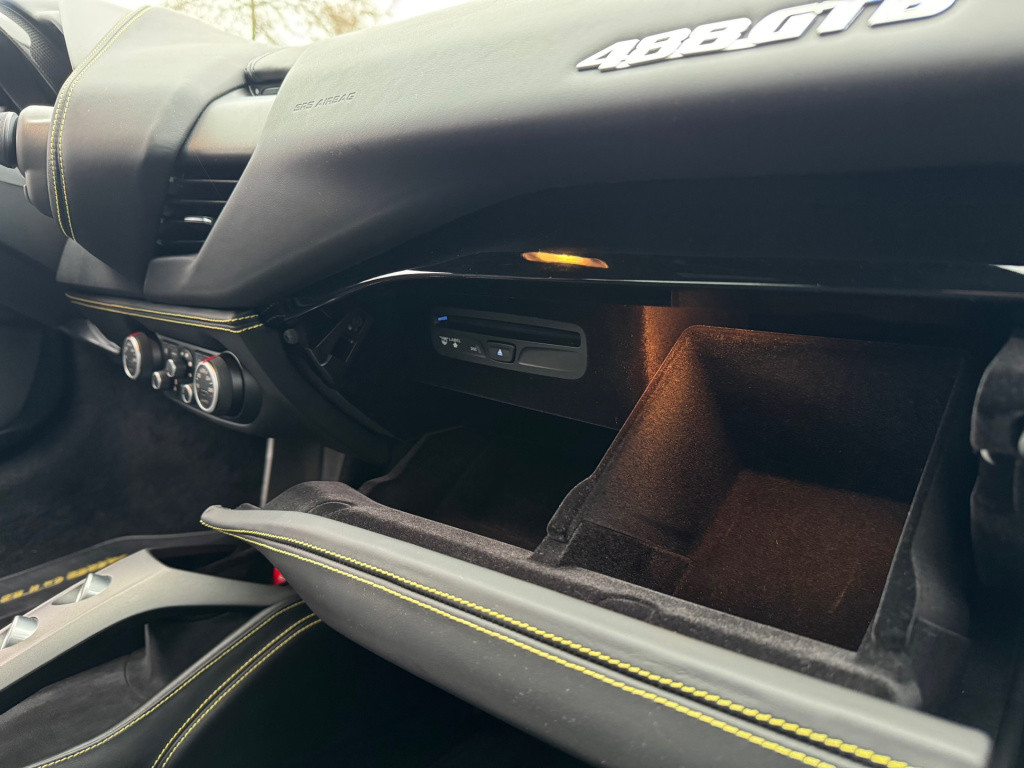 Ferrari 488 3.9 gtb hele * daytona seats * carbon driver zone * dealer onde
