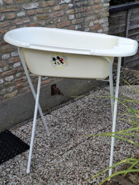 Babybadje op standaard te koop voor €15,-