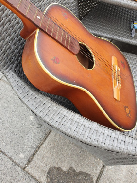 Prachtige antieke gitaar jaren 60 met 6 snaren in goede staat...
