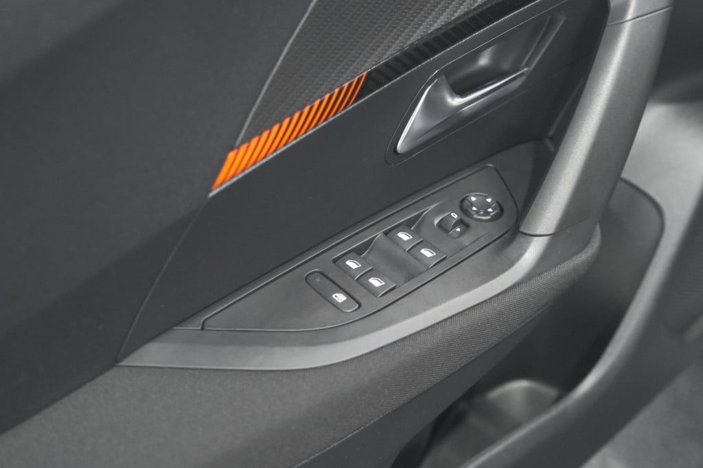 Peugeot E-2008 ev active 50 kwh | camera | navigatie | climate control | ap