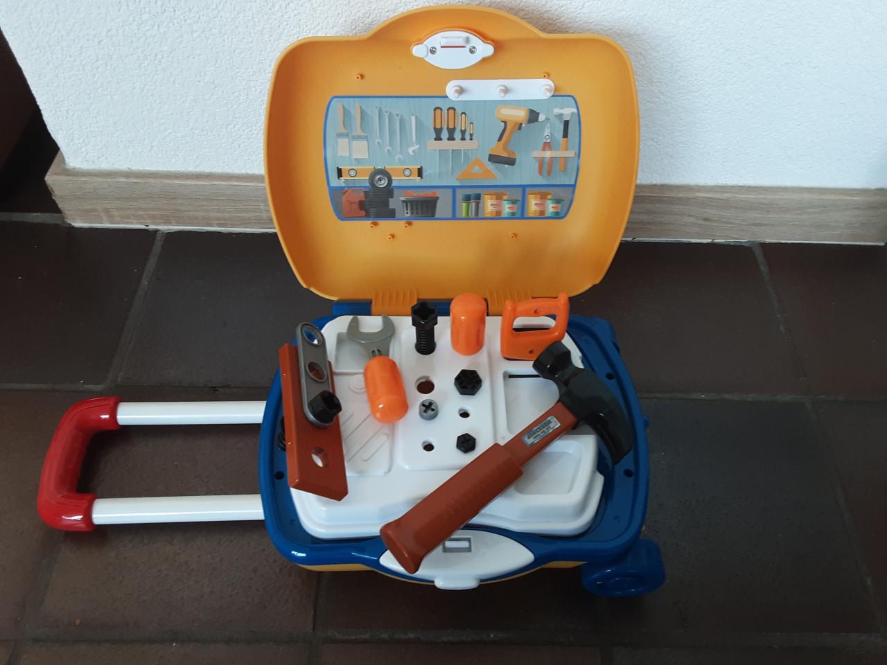 Rolkoffertje met speelgoed erin, keukentje en/of werkbank