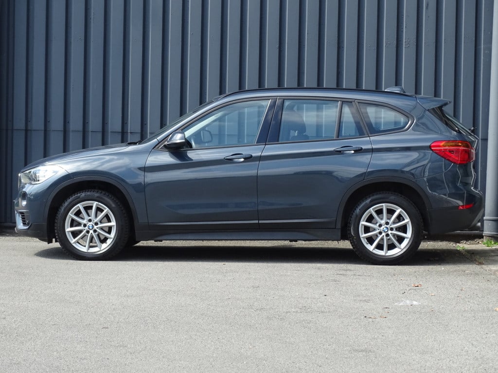BMW X1 sdrive18i executive automaat | apple carplay | | el. koffer | 17"