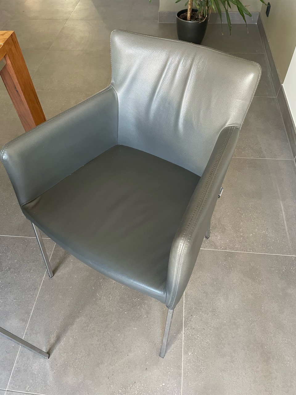 Eetkamertafel Oasis notenlak met 6 leren stoelen Topform