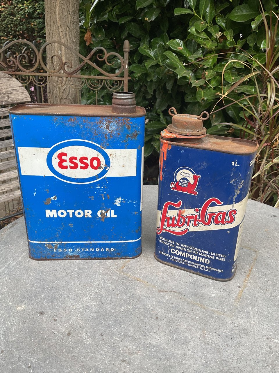 Oude blikken Esso en Lubri Gas