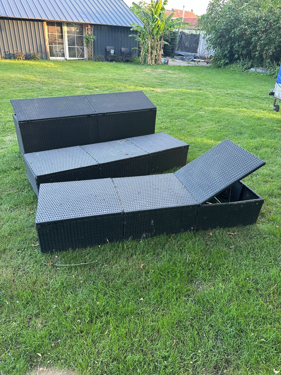 Twee ligstoelen en een grote dubbele opbergbox