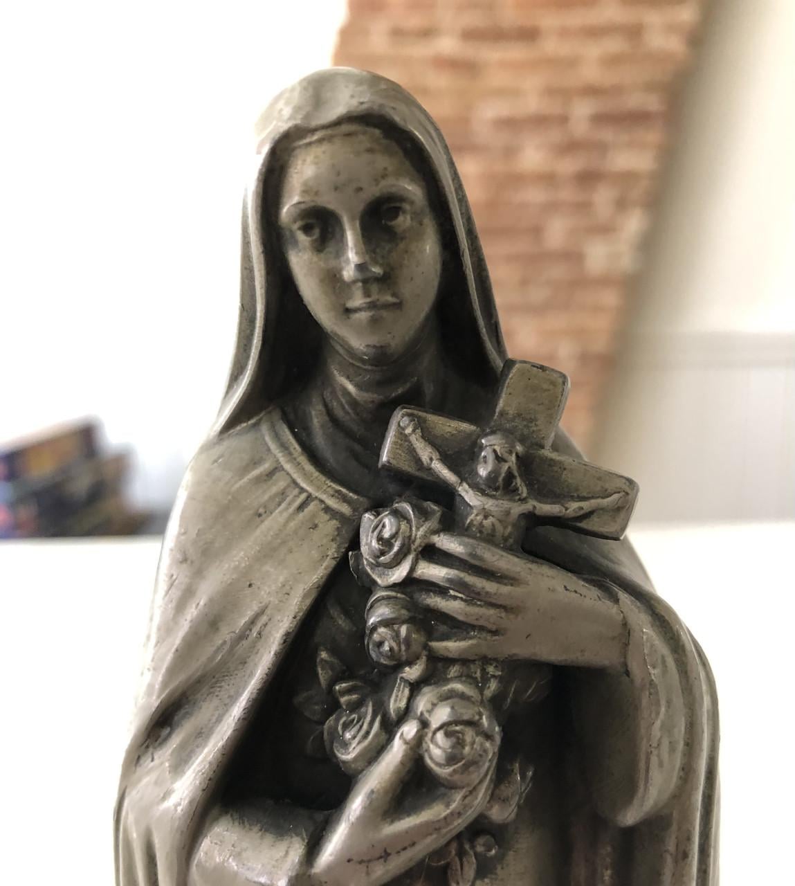Mooi brocante heilig Theresia van Lisieux metalen beeldje.