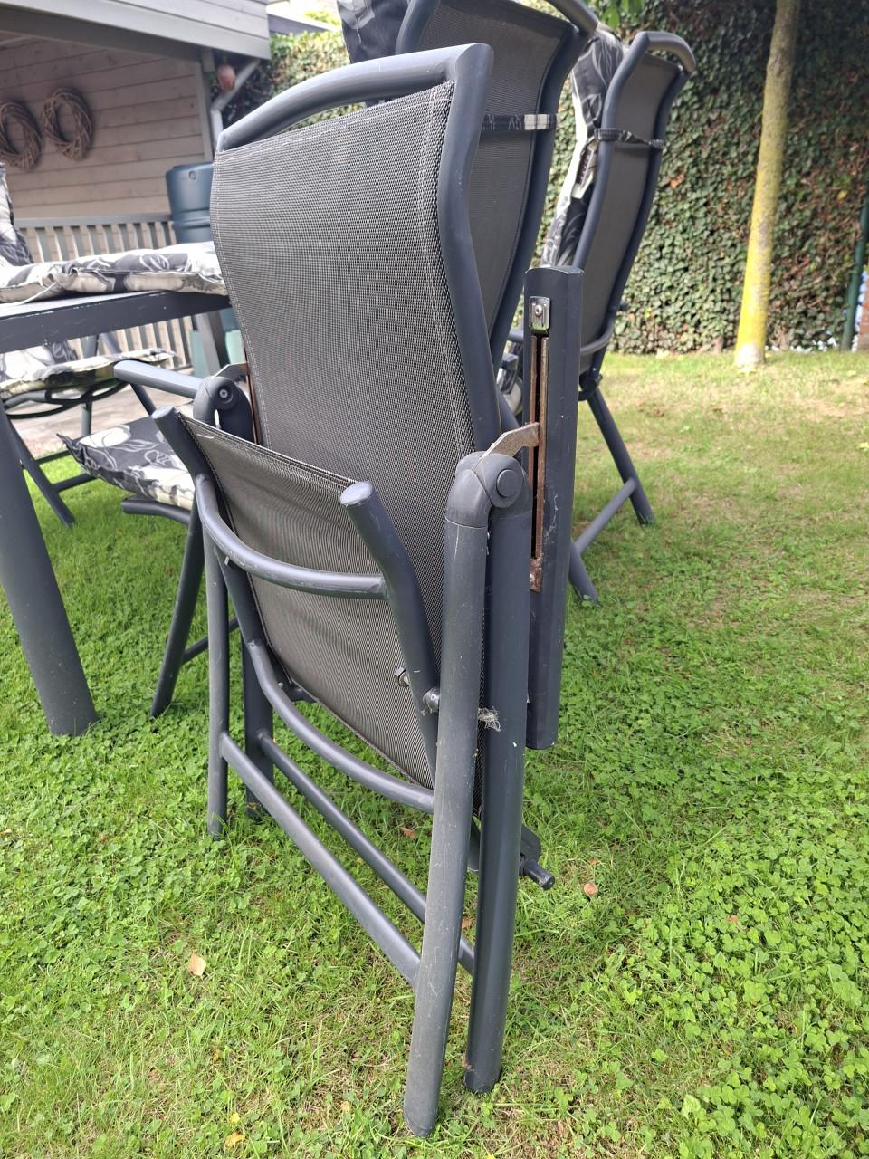 Mooie tuintafel met 6 stoelen