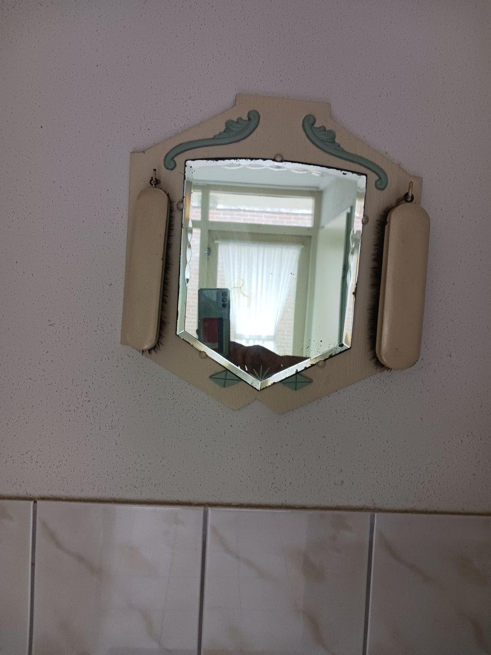 Kastje met bijbehorende spiegel met borstels.