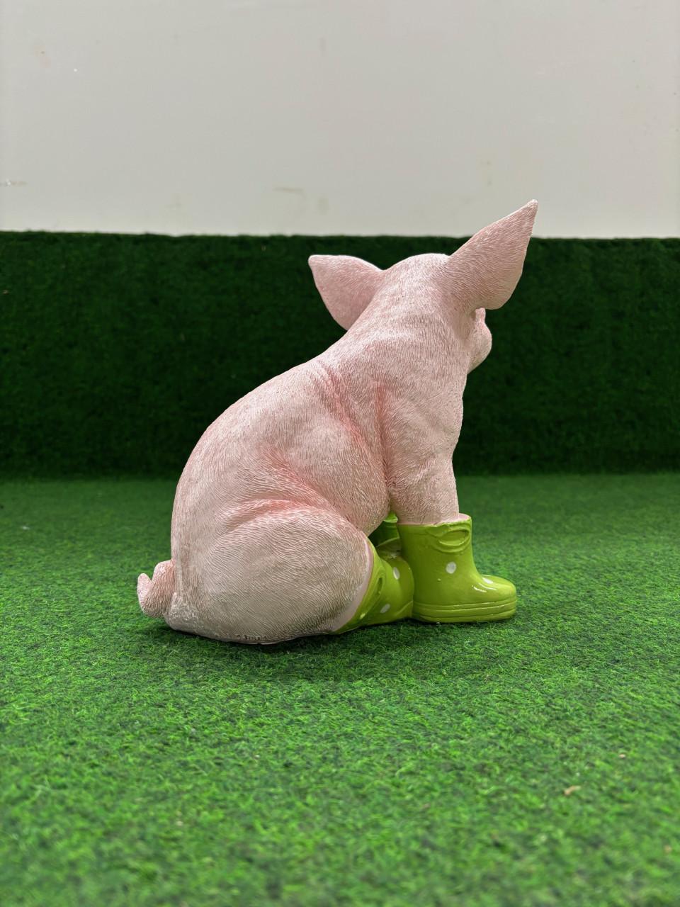 Varken zittend met groene laarzen