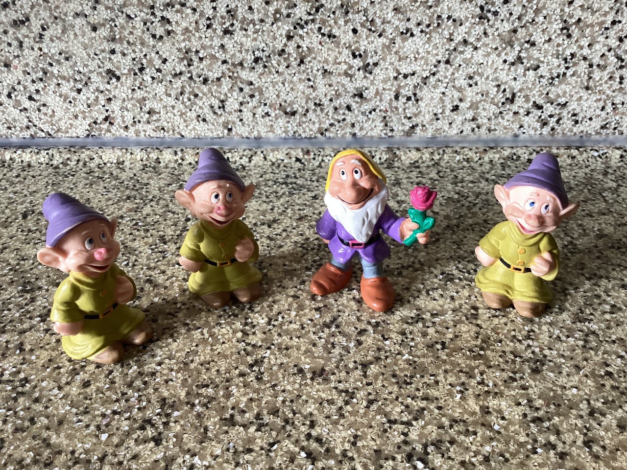 Heel veel verschillende rubberen Disney figuurtjes. +/- 5 cm. hoog.