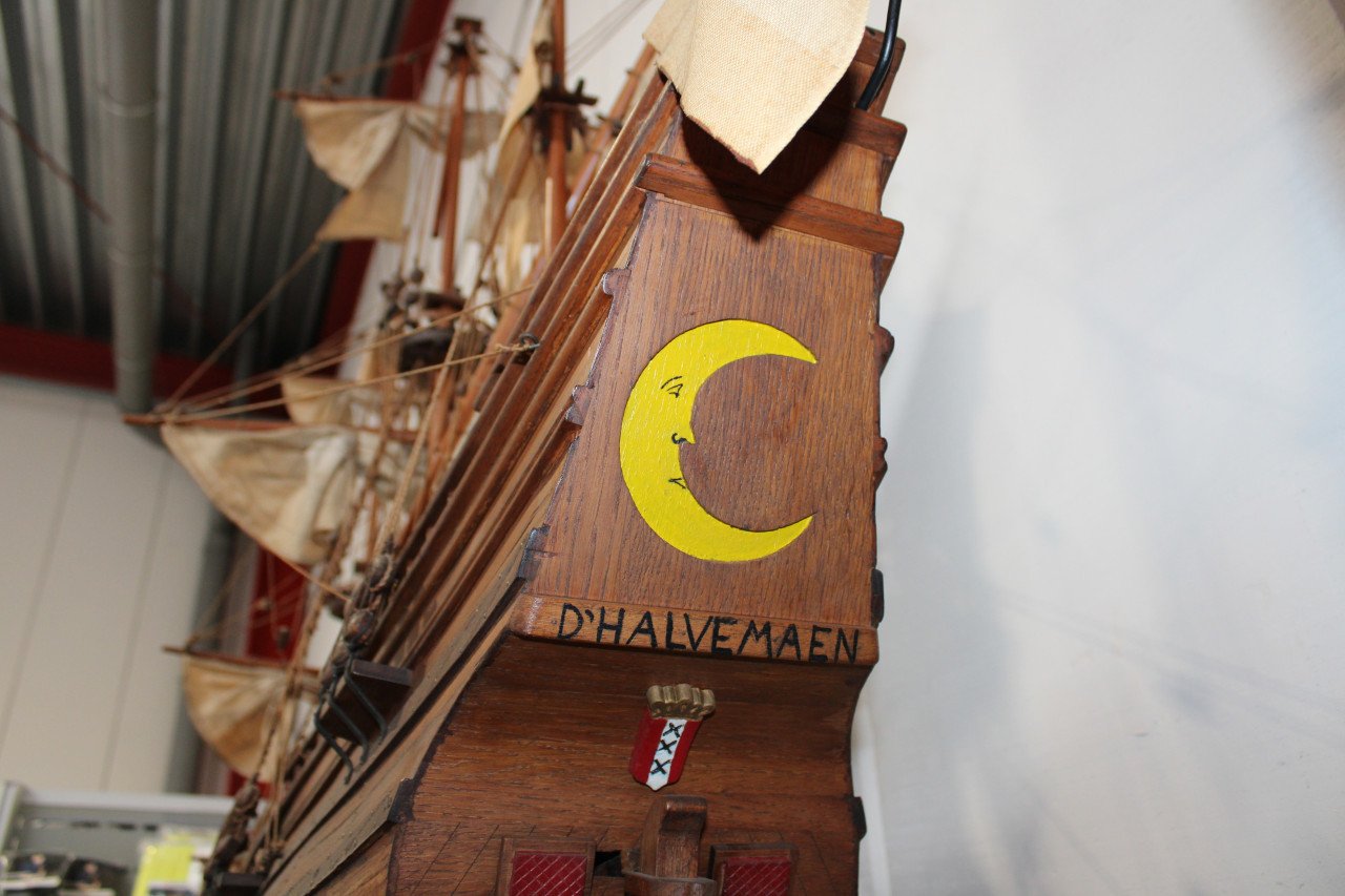 Zelfgebouwd VOC modelschip De Halve Maen